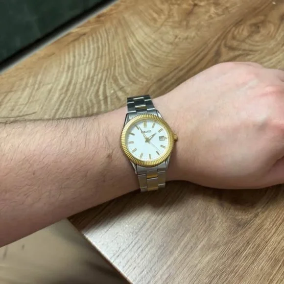 Vintage Seiko Quartz Two-Tone Watch – Japan-Made – Fluted Bezel - Picture 2 of 5